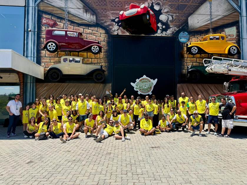 100 agentes de viagens parceiros da CVC fazem bate e volta no Dream Car, em São Roque